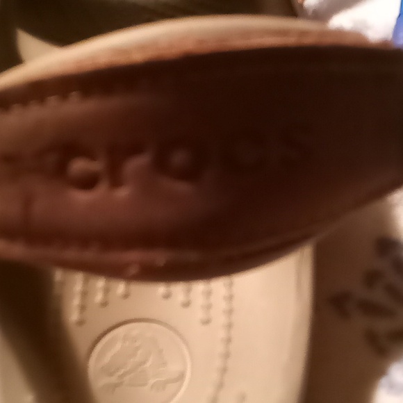 Women's size 7's sandles they're crocs - Picture 3 of 4